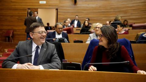 Ximo Puig, junto a la vicepresidenta, Monica oltra,durante la sesi&oacute;n de control en el pleno de Les Corts