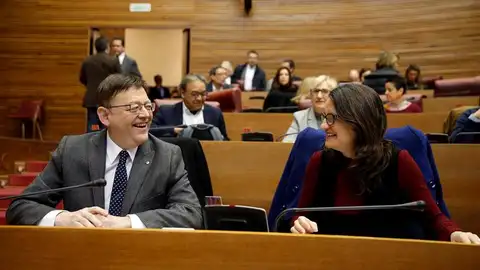 Ximo Puig, junto a la vicepresidenta, Monica oltra,durante la sesión de control en el pleno de Les Corts