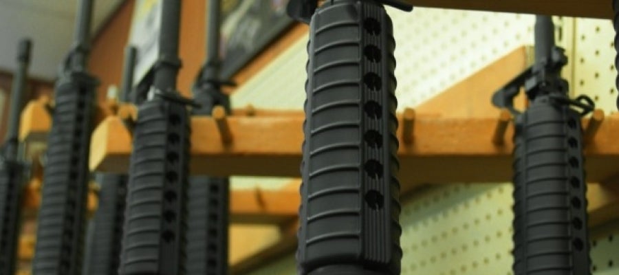 Fusiles en una tienda de armas. Fusiles en una tienda de armas.