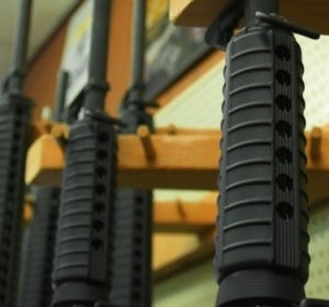 Fusiles en una tienda de armas. Fusiles en una tienda de armas.