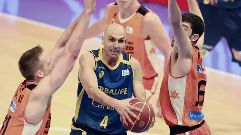 Albert Oliver entra a canasta ante la defensa del Valencia Basket Albert Oliver entra a canasta ante la defensa del Valencia Basket