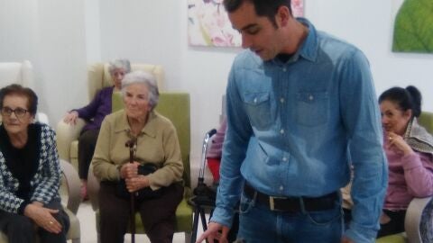 Imagen de una sesi&oacute;n de terapia cognitiva con la perra Alba, realizada en Fundaci&oacute;n Ger&oacute;n