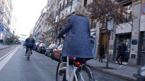 La presentadora y la presidenta paseando por Madrid en BiciMAD