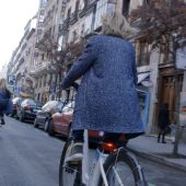 La presentadora y la presidenta paseando por Madrid en BiciMAD