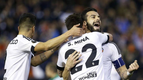 &Aacute;lvaro Negredo y Santi Mina celebra el gol del '7' del Valencia ante el Rapid