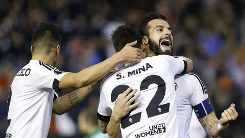 Álvaro Negredo y Santi Mina celebra el gol del '7' del Valencia ante el Rapid Álvaro Negredo y Santi Mina celebra el gol del '7' del Valencia ante el Rapid