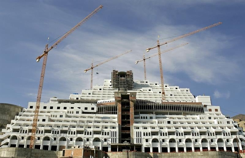 Fotografía de archivo del hotel Algarrobico, construido en el Cabo de Gata, en Carboneras (Almería) Fotografía de archivo del hotel Algarrobico, construido en el Cabo de Gata, en Carboneras (Almería)