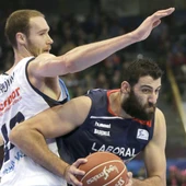 Bourousis se gira para intentar anotar Bourousis se gira para intentar anotar
