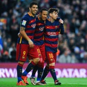 Suárez, Neymar y Messi caminan juntos