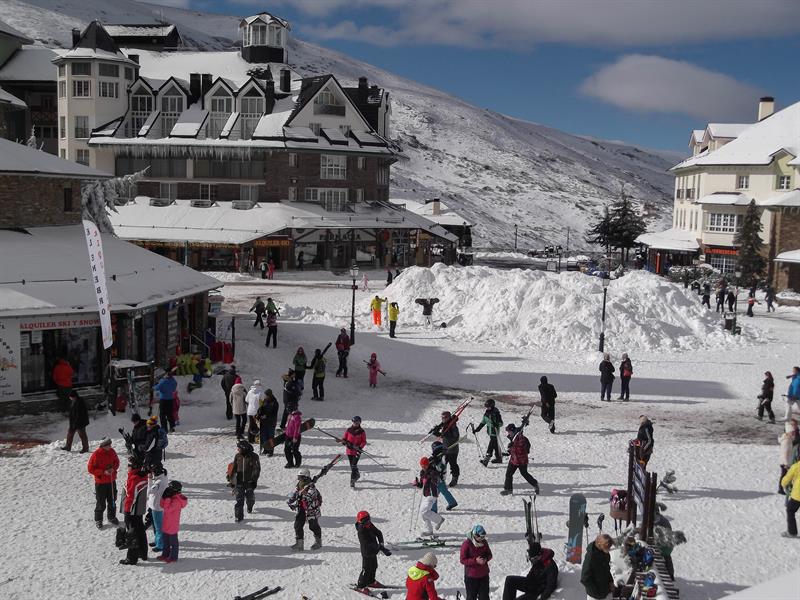 Trabajadores de remontes de Sierra Nevada anuncian huelga a partir del sábado Trabajadores de remontes de Sierra Nevada anuncian huelga a partir del sábado