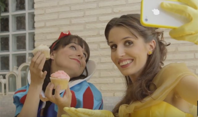 Internet: Princesas de Disney enganchadas a las redes sociales Internet: Princesas de Disney enganchadas a las redes sociales