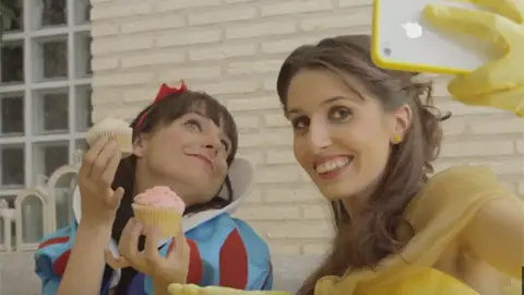 Princesas de Disney, enganchadas a las redes sociales. Princesas de Disney, enganchadas a las redes sociales.