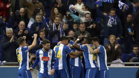 Los jugadores del Espanyol celebran el gol de Marco Asensio
