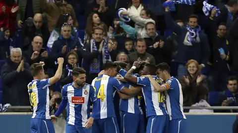 Los jugadores del Espanyol celebran el gol de Marco Asensio Los jugadores del Espanyol celebran el gol de Marco Asensio