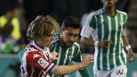 Halilovic y Petros Matheus disputan por el bal&oacute;n