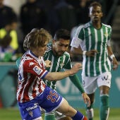 Halilovic y Petros Matheus disputan por el balón