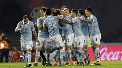 Los jugadores del Celta celebran el gol de Guidetti Los jugadores del Celta celebran el gol de Guidetti