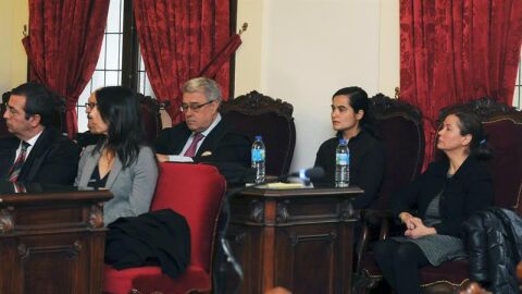 Las acusadas, Monserrat Gonz&aacute;lez, autora confesa del crimen de la presidenta de la Diputaci&oacute;n, Isabel Carrasco, su hija, Triana Mart&iacute;nez, y la polic&iacute;a local Raquel Gago