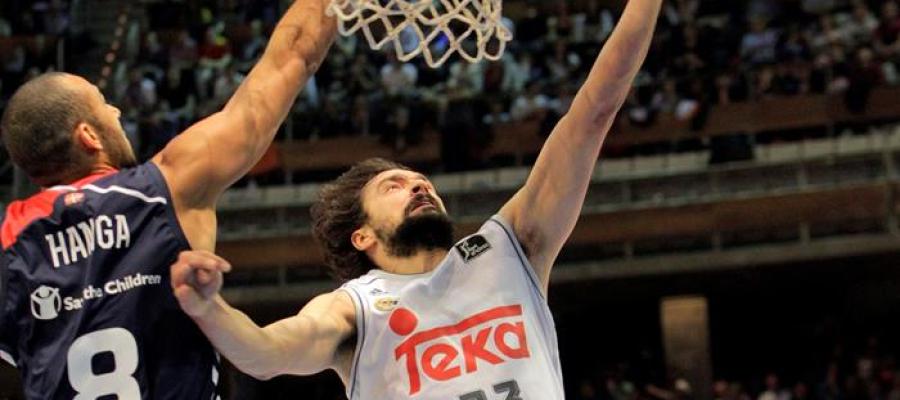 El escolta del Real Madrid Sergio Llull entra a canasta ante el alero húngaro Adam Raga, del Laboral Kutxa El escolta del Real Madrid Sergio Llull entra a canasta ante el alero húngaro Adam Raga, del Laboral Kutxa