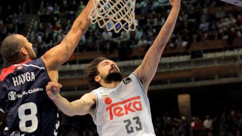 El escolta del Real Madrid Sergio Llull entra a canasta ante el alero h&uacute;ngaro Adam Raga, del Laboral Kutxa