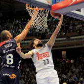 El escolta del Real Madrid Sergio Llull entra a canasta ante Adam Raga, del Laboral Kutxa El escolta del Real Madrid Sergio Llull entra a canasta ante Adam Raga, del Laboral Kutxa