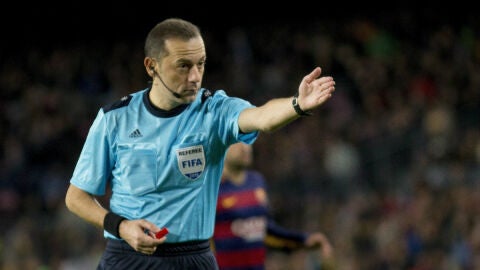 C&uuml;neyt &Ccedil;akir, durante el Barcelona - Roma de fase de grupos