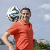 Hierro, con un balón
