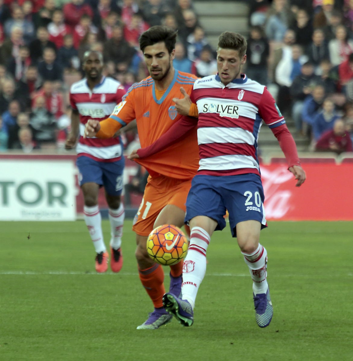 Granada 1 - 2 Valencia. El Valencia coge aire a costa del Granada Granada 1 - 2 Valencia. El Valencia coge aire a costa del Granada