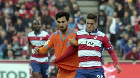 Andr&eacute; Gomes y Rub&eacute;n P&eacute;rez pelean por el bal&oacute;n