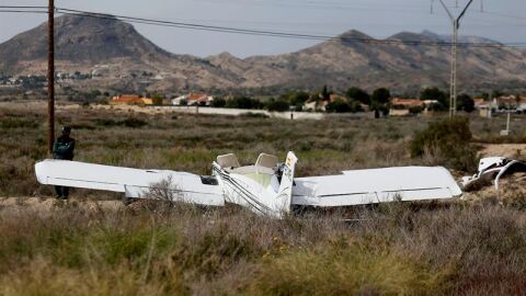 Imagen de un ultraligero siniestrado al precipitarse en el aer&oacute;drmo de Muchamiel, en Alicante