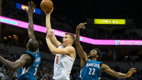Kristaps Porzingis entra a canasta ante la defensa de los Minnesota Timberwolves