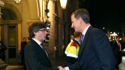 Carles Puigdemont, saluda al rey Felipe VI a su llegada a la cena de bienvenida al Mobile World Congress (MWC)