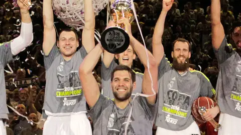 Felipe Reyes levanta la Copa del Rey Felipe Reyes levanta la Copa del Rey