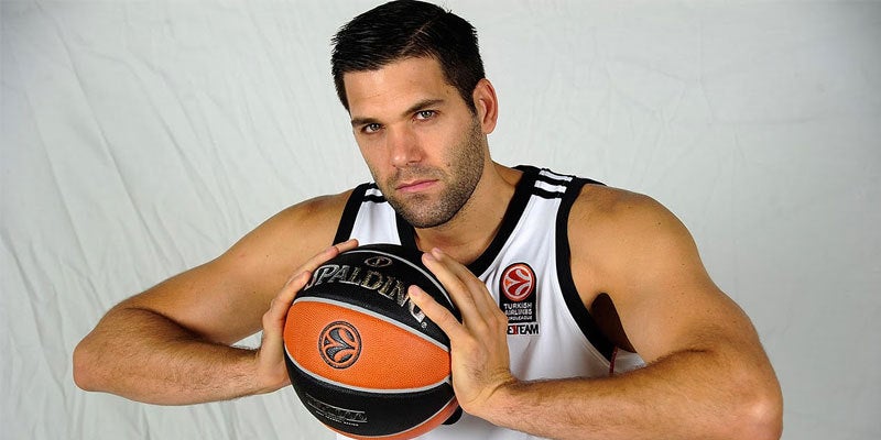 Felipe Reyes renueva su contrato con el Real Madrid por las dos próximas temporadas Felipe Reyes renueva su contrato con el Real Madrid por las dos próximas temporadas
