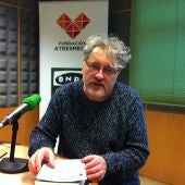 El escritor Manuel Rivas en los estudios Onda Cero A Coruña