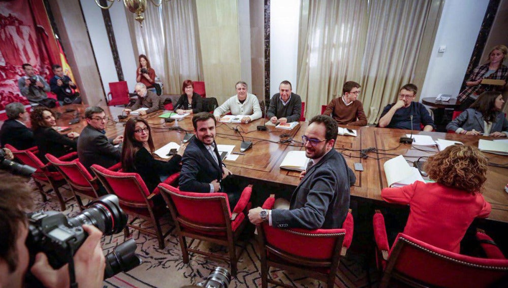 Los equipos negociadores de PSOE, Podemos, IU y Compromís durante la reunión 'a cuatro' en el Congreso