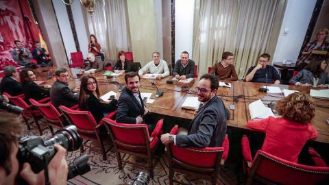 Los equipos negociadores de PSOE, Podemos, IU y Comprom&iacute;s durante la reuni&oacute;n 'a cuatro' en el Congreso