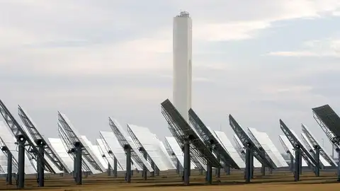 Vista de la planta solar de ABENGOA en Sanlúcar La Mayor (Sevilla). Vista de la planta solar de ABENGOA en Sanlúcar La Mayor (Sevilla).