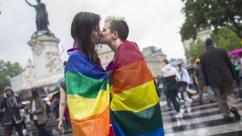 Dos mujeres se besan durante una manifestaci&oacute;n por los derechos LGTBI