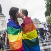 Dos mujeres se besan durante una manifestación por los derechos LGTBI