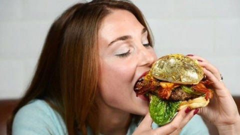 Chica comiendo hamburguesa