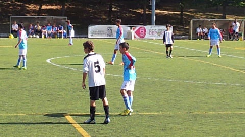 Ni&ntilde;os jugando al f&uacute;tbol