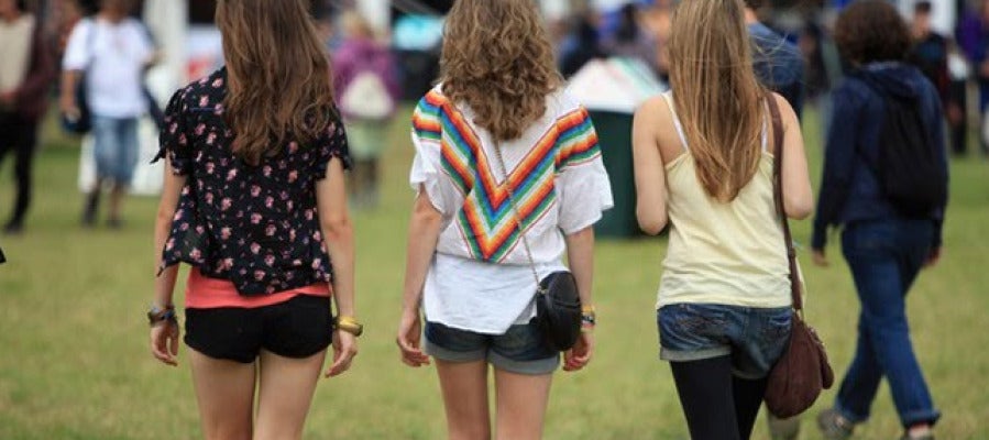 Imagen de tres chicas jóvenes de espalda Imagen de tres chicas jóvenes de espalda