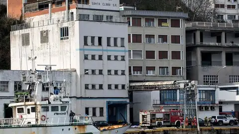 Equipos de rescate en la entrada de la fábrica de Ondarroa Equipos de rescate en la entrada de la fábrica de Ondarroa