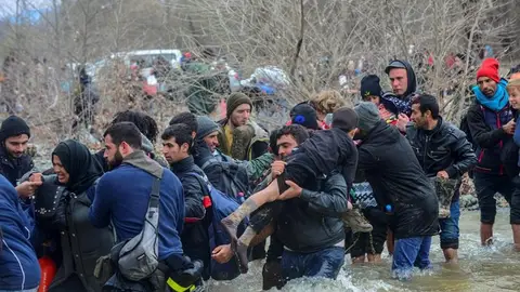 Cientos de migrantes procedentes del campamento de refugiados de Idomeni Cientos de migrantes procedentes del campamento de refugiados de Idomeni