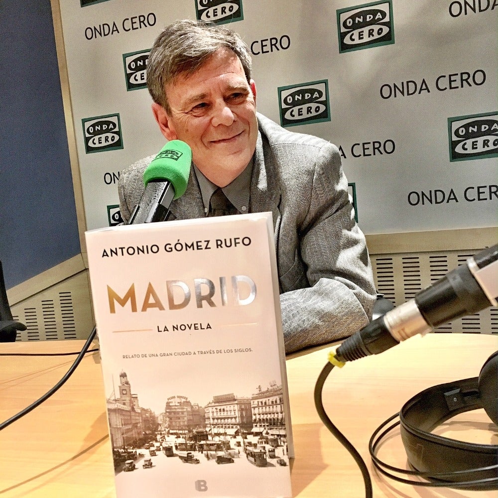Antonio Gómez Rufo: "¿Por qué no se miran los leones de Cibeles? Antonio Gómez Rufo: "¿Por qué no se miran los leones de Cibeles?