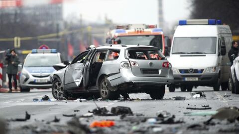Un coche gravemente da&ntilde;ado por una explosi&oacute;n bloquea la Bismarckstrasse de Berl&iacute;n