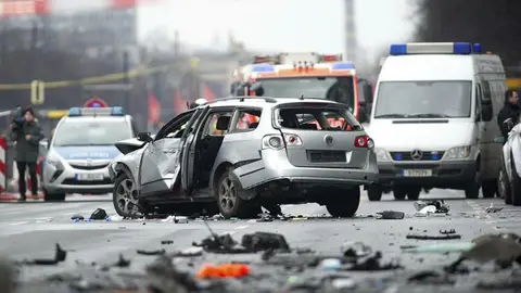 Un coche gravemente dañado por una explosión bloquea la Bismarckstrasse de Berlín Un coche gravemente dañado por una explosión bloquea la Bismarckstrasse de Berlín