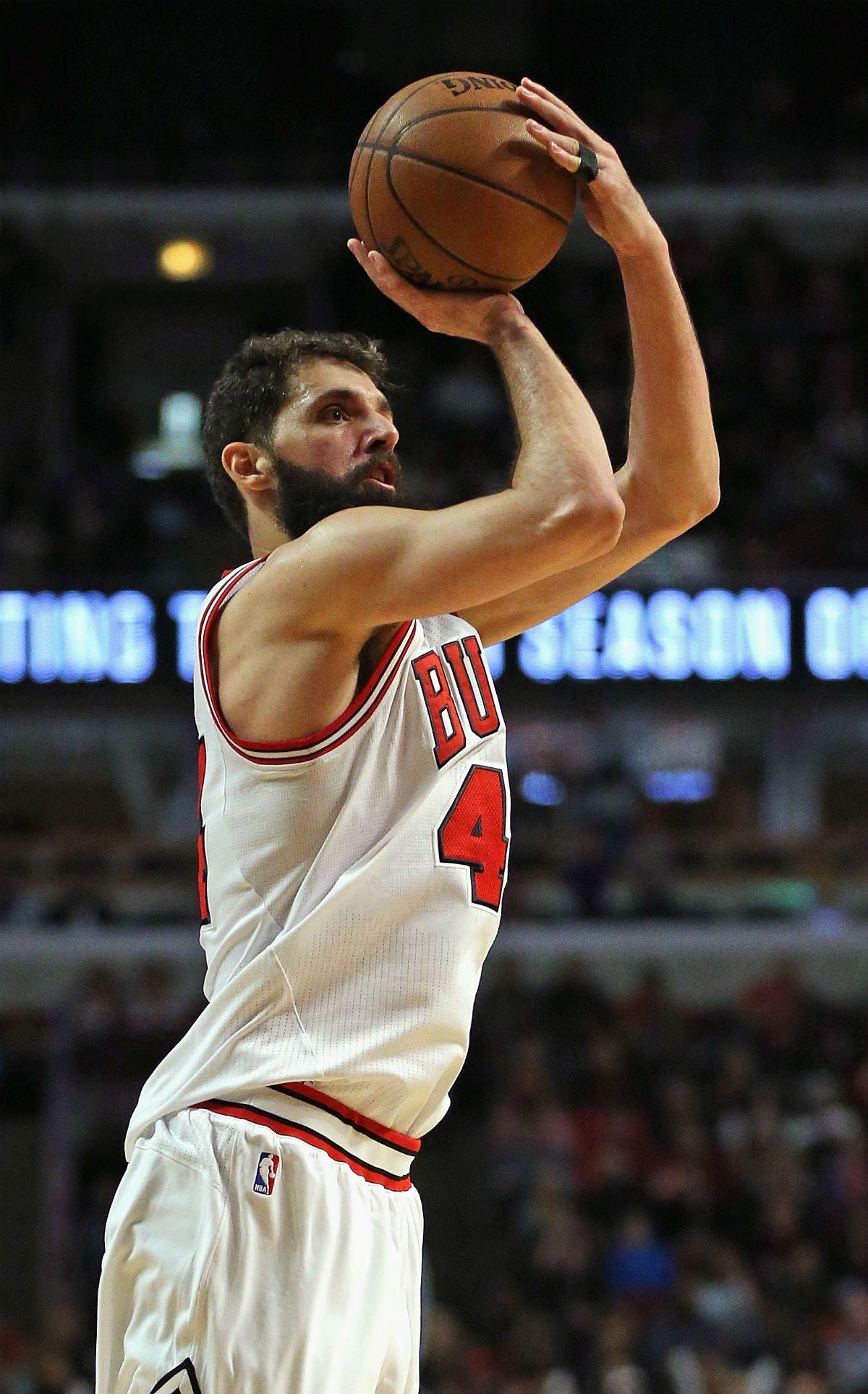 Nikola Mirotic, entre cuatro y seis semanas de baja tras recibir un puñetazo de su compañero Portis Nikola Mirotic, entre cuatro y seis semanas de baja tras recibir un puñetazo de su compañero Portis