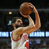 Nikola Mirotic lanza a canasta Nikola Mirotic lanza a canasta